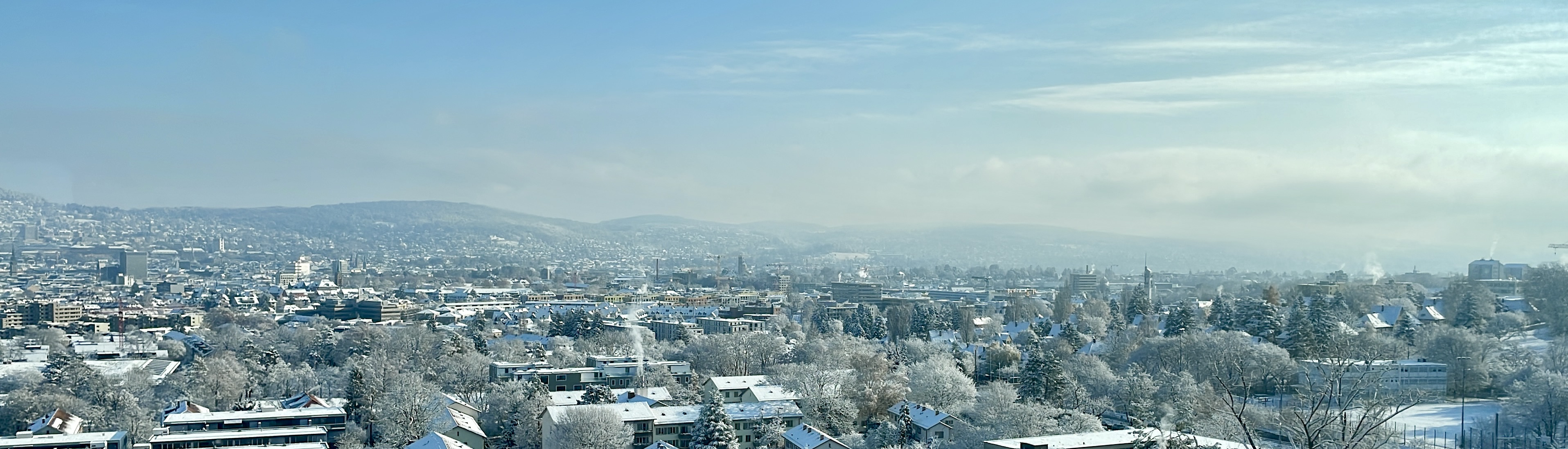 Winterlicher Blick über die Schweizer Stadtlandschaft